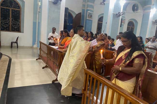 பலத்த பாதுகாப்புக்கு மத்தியில் இடம்பெற்ற உயிர்த்த ஞாயிறு வழிபாடு!