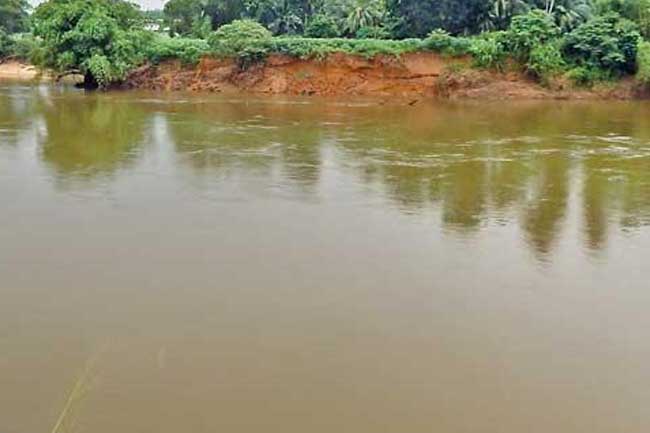 கைகளை கழுவச் சென்றவர் ஆற்றில் விழுந்து மாயம்