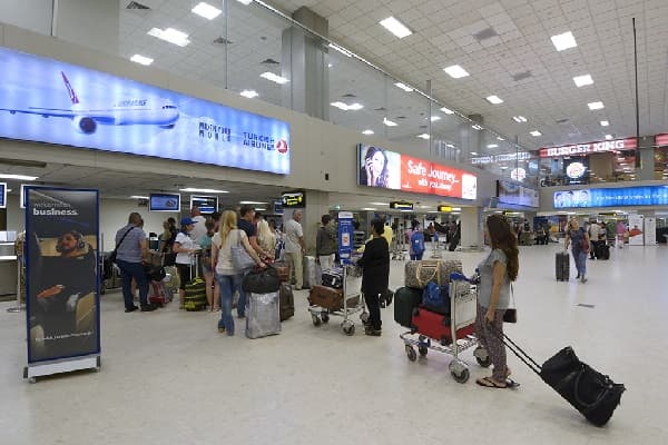 கட்டுநாயக்காவில் தரையிறங்கிய இரண்டு வெளிநாட்டவர்கள் கைது