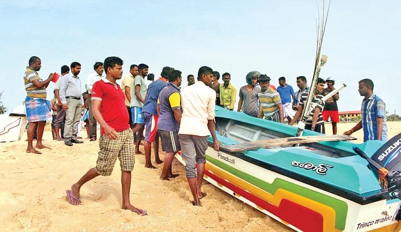 முல்லைத்தீவு கடலில் இடம்பெற்றுவரும் சட்டவிரோத கடற்தொழில் நடவடிக்கையினை கட்டுப்படுத்த கோரி வட்டுவாகல் கடற்படை முகாமை முற்றுகையிட்டு மீனவர்கள் போராட்டம்