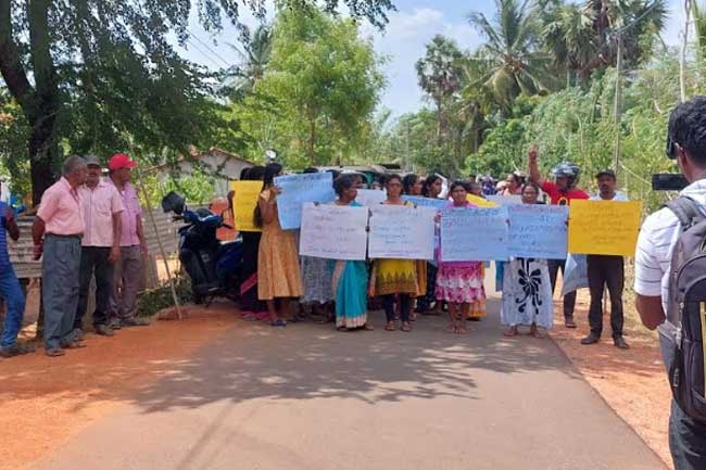 வவுனியாவில் சடலத்துடன் ஆர்ப்பாட்டம்