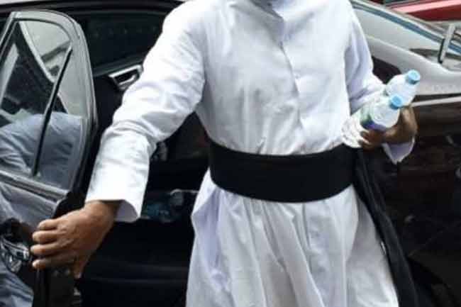 பாதிரியாரின் கழுத்தில் கத்தி வைத்து கொள்ளை!