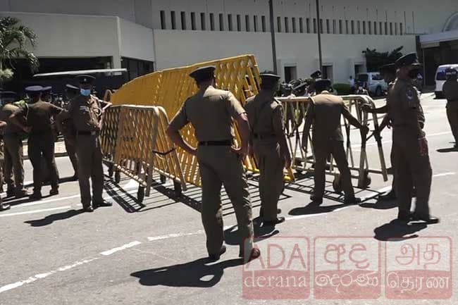 லோட்டஸ் சுற்றுவட்ட வீதியில் போக்குவரத்து பாதிப்பு...