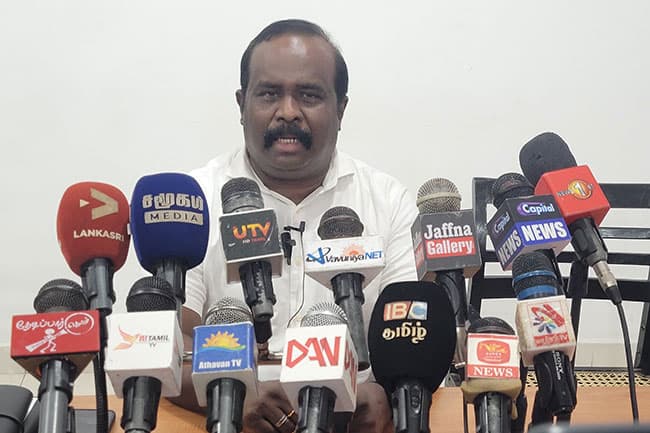 ரவுடித்தனம் செய்வது எல்லாம் புத்த பிக்குகள் தான்