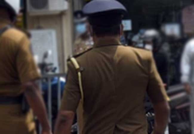 பொலிஸாாிடமிருந்து தப்பியவா் ரயில் முன் பாய்ந்து தற்கொலை