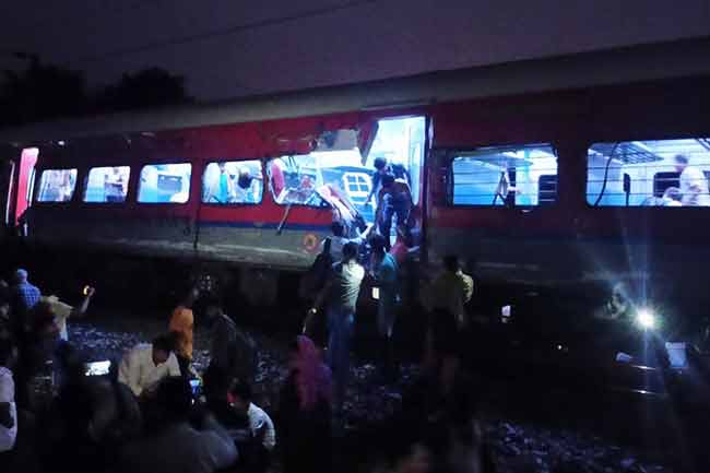புகையிரதம் தடம் புரண்டு கோர விபத்து - பலர் பலி