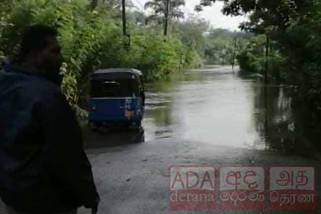 களுத்துறையில் பல வீதிகள் நீரில் மூழ்கின