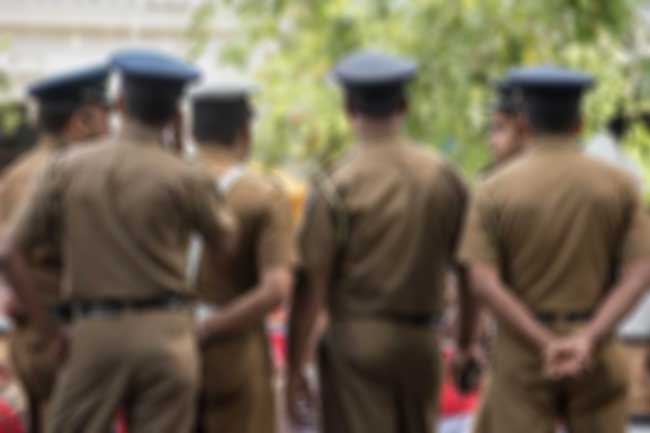 பொலிஸ் காவலில் ஒருவா் உயிாிழப்பு - பல அதிகாாிகள் கைது