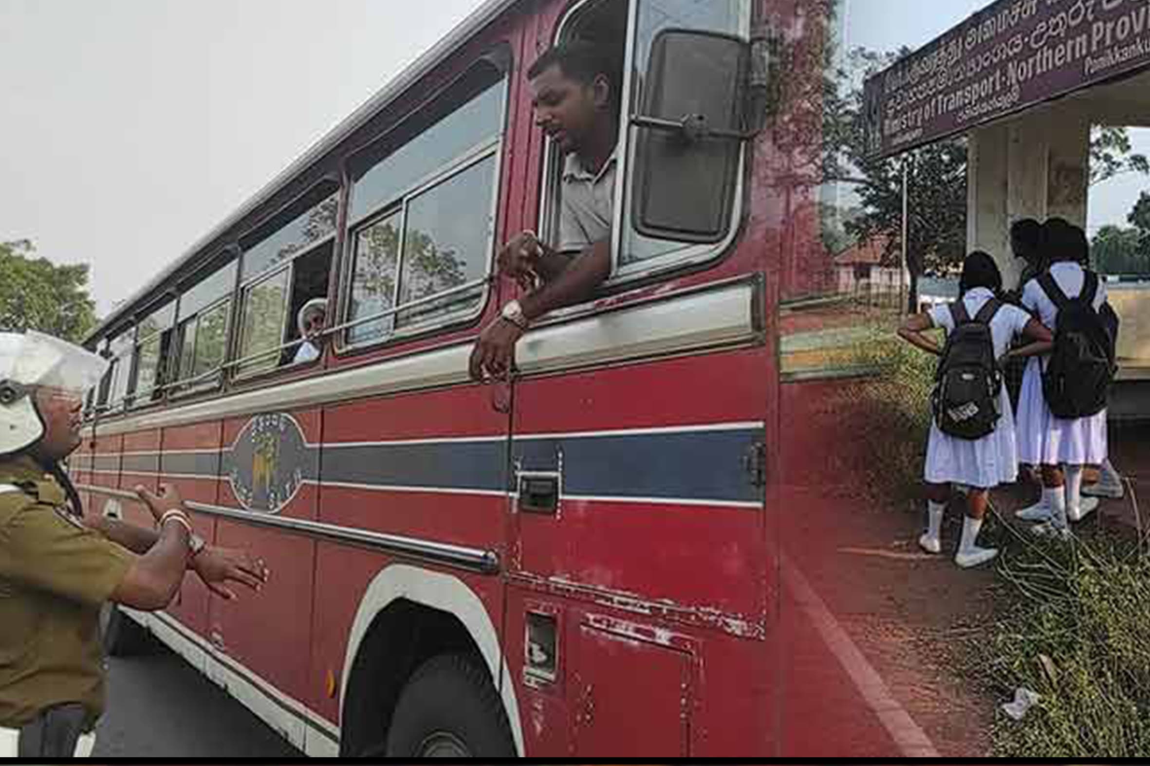 பேருந்துகள் ஏற்றாமையால் பரீட்சைக்கு செல்ல முடியாது தவித்த மாணவர்கள்