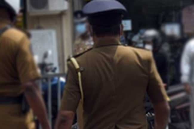 கஞ்சா விற்க முயன்ற இரண்டு பொலிசார் கைது