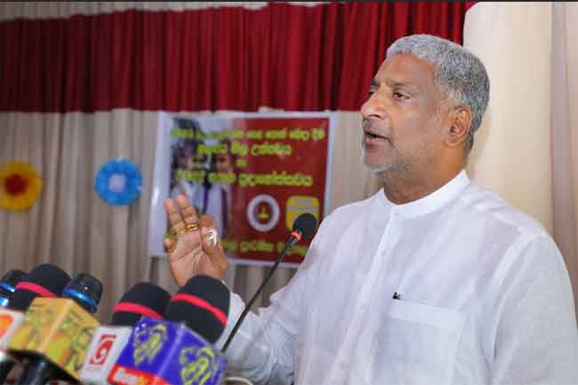 ஆசிரியர்கள் தொழிற்சங்கங்களின் குழுவால் கட்டுப்படுத்தப்படுகிறார்கள்?