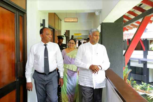 அரசை கவிழ்க்க யாருக்கும் உரிமை இல்லை... அது ஒரு பயங்கரவாத செயல்....