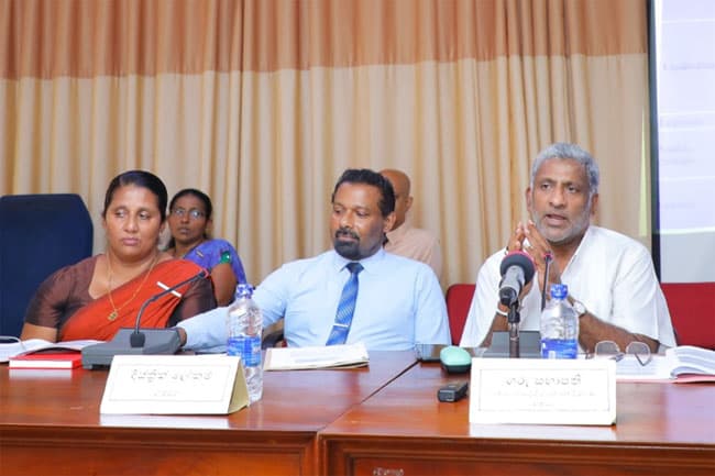 கதை வேண்டாம், எனக்கு முக்கியம் வேலை மட்டும்தான்!