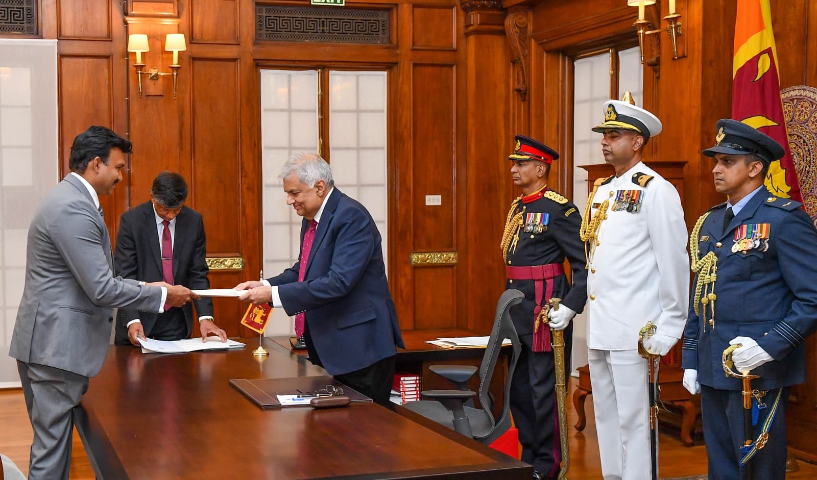 ஜனாதிபதி ரணில் விக்ரமசிங்கவால் கிழக்கு மாகாண ஆளுநராக இலங்கை தொழிலாளர் காங்கிரஸின் தலைவர் செந்தில் தொண்டமான் நியமிக்கப்பட்டுள்ளார்.
