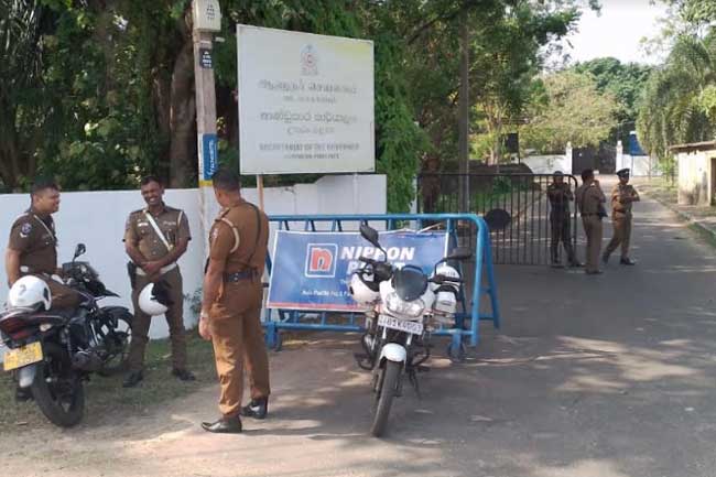 வடக்கு மாகாண ஆளுநர் அலுவலகத்திற்கு பொலிஸ் பாதுகாப்பு