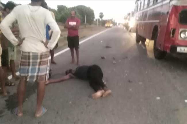 பேருந்தில், மோட்டார் சைக்கிள் மோதி கோர விபத்து!