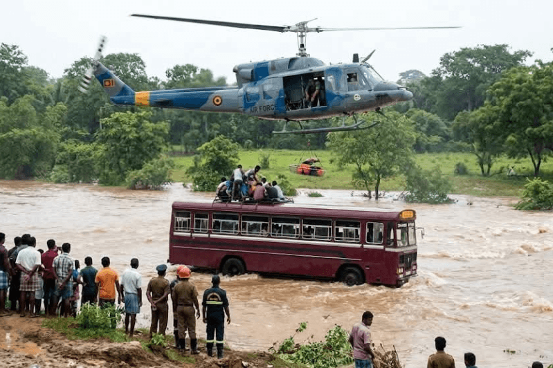 பஸ் கூரை மீதிருந்த 34 பயணிகள் மீட்கப்பட்டு வைத்தியசாலையில் அனுமதிப்பு!