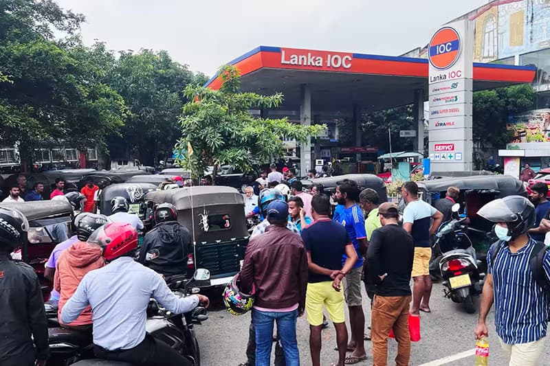QR இன்றி எரிபொருள் வழங்க ரூ. 3,000 இலஞ்சம்!