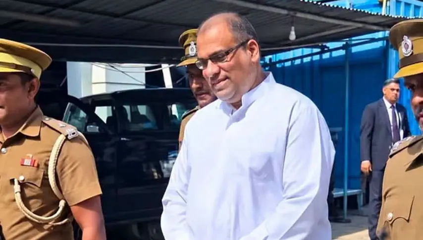 ஞானசார தேரருக்கு சிறை ஆடை அணிவிக்கப்பட்டமை: விதியா? சட்டமா?