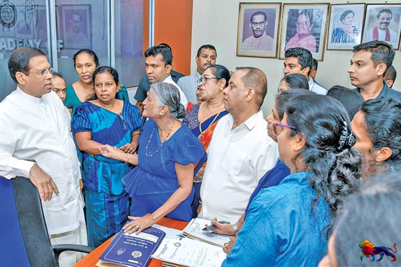 ரீ.ல.சு.கட்சி ஆதரவாளர்கள் ஜனாதியைச் சூழ்ந்து கொண்டனர் : மொட்டுடன் இணைய வேண்டாம் என கோரிக்கை!
