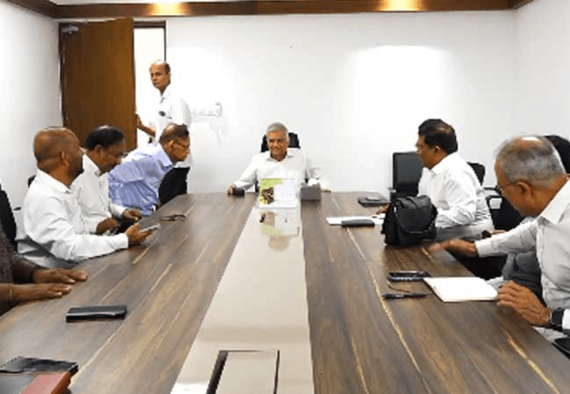 திடீரென ரணிலைச் சந்தித்த எதிர்க்கட்சியினர்!