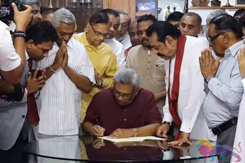 கோத்தபாய சுப நேரத்தில் வேட்புமனுவில் ஒப்பமிட்டார்: மஹிந்தவுடன் சமலும் கலந்து கொண்டனர்