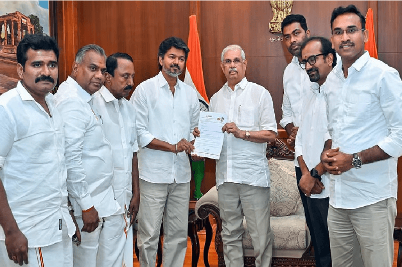 ஆட்சி அமைக்க உரிமை கோரினார் விஜய்: திட்டமிட்டபடி இன்று பதவியேற்பு விழா இல்லை!