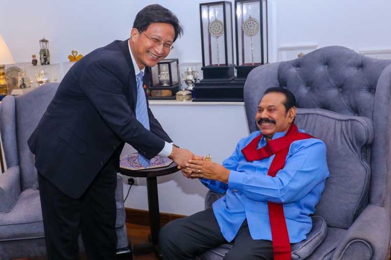 மஹிந்தவை சந்தித்த சீனத் தூதுவர்; தங்காலை கார்ல்டன் இல்லத்தைச் சூழும் மக்கள்!