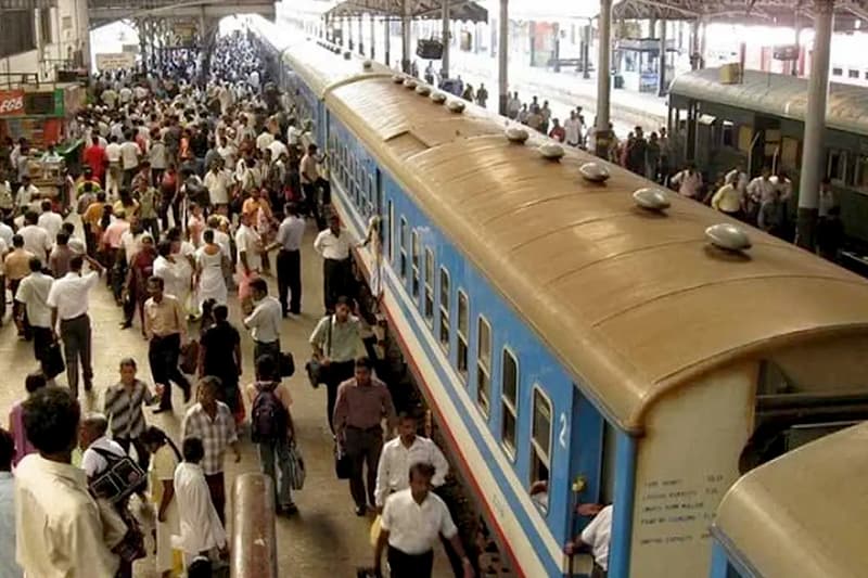 48 மணிநேர புகையிரத வேலைநிறுத்தம் ஆரம்பம்: பயணிகள் போக்குவரத்து நெருக்கடியில்!