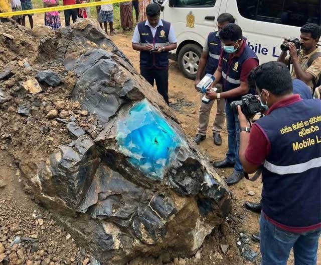 ஸ்ரீ முத்துமாரி அம்மன் கோவில் அருகே கண்டெடுக்கப்பட்டது நீல மாணிக்கமா?