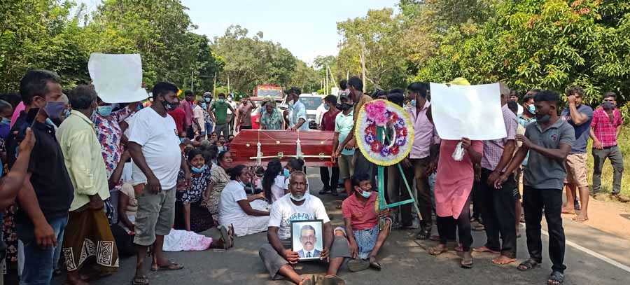 நீதி கோரி திருமலையில் சவப்பெட்டியுடன் போராட்டம்!