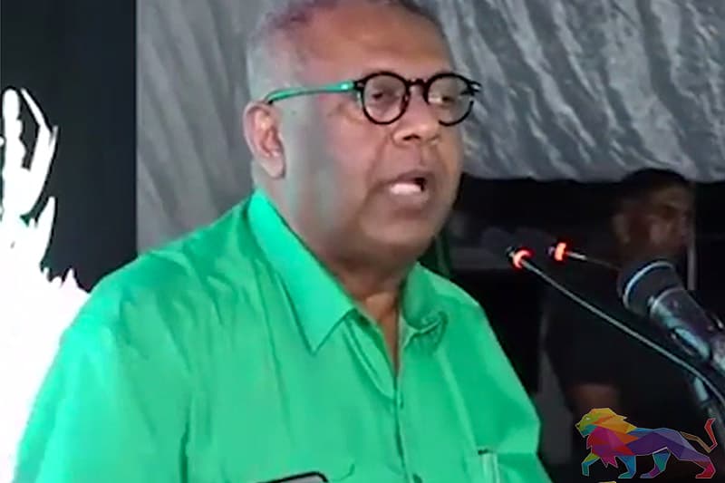 இதுதான் வித்தியாசம் : தேசிய கொடியை ஏற்றிய சம்பந்தன் சஜித்துடன். ஈழக் கொடியை ஏற்றிய வரதராஜா கோட்டாவுடன் - மங்கள சமரவீர