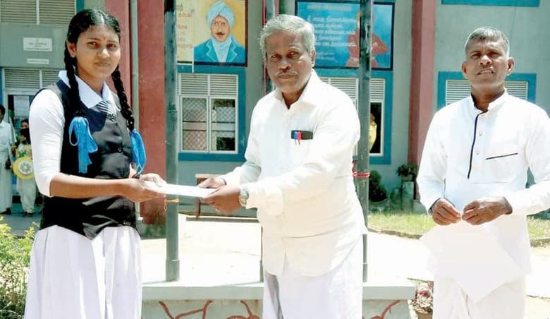 வாகரை பிரதேசத்தில் முதன் முறையாக சட்டத்துறைக்கு தெரிவு செய்யப்பட்ட மாணவி!