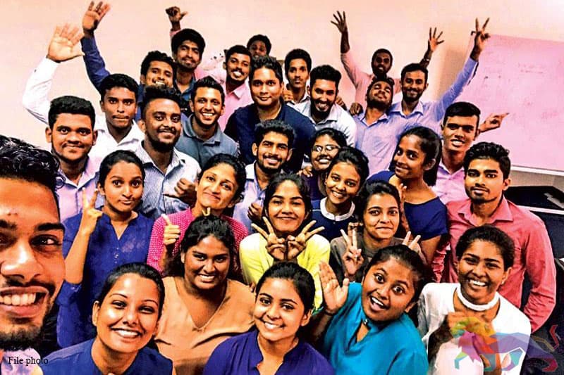ஜனாதிபதி தேர்தல் : முதன் முதலாக வாக்களிக்கப் போகும் இளைஞர்கள் நினைக்கும் விதம்!