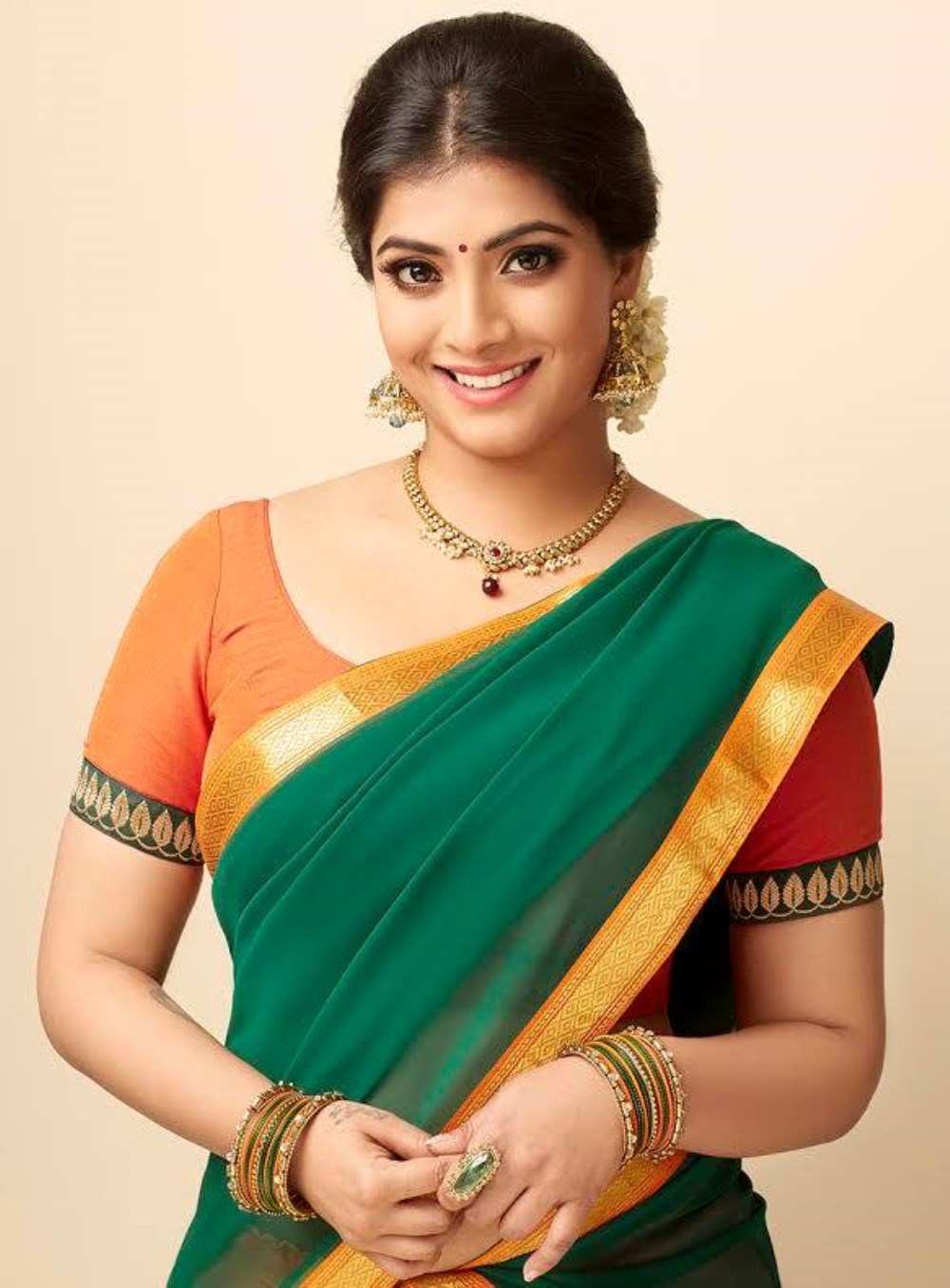 Actress Varu Sarathkumar New Photoshoot Stills