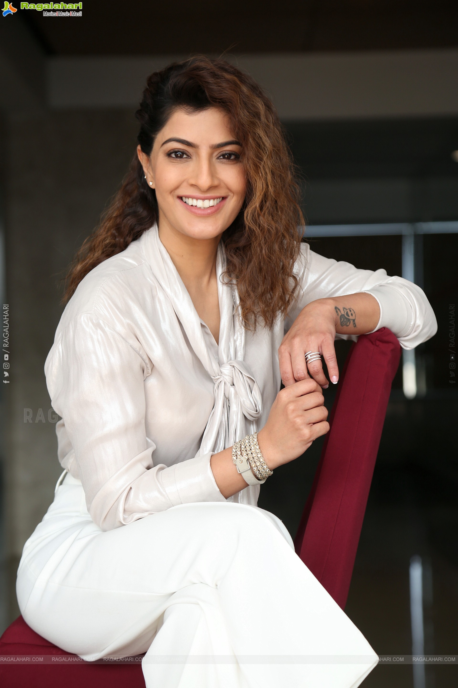 varalaxmi-sarath-kumar-interview-stills1.jpg